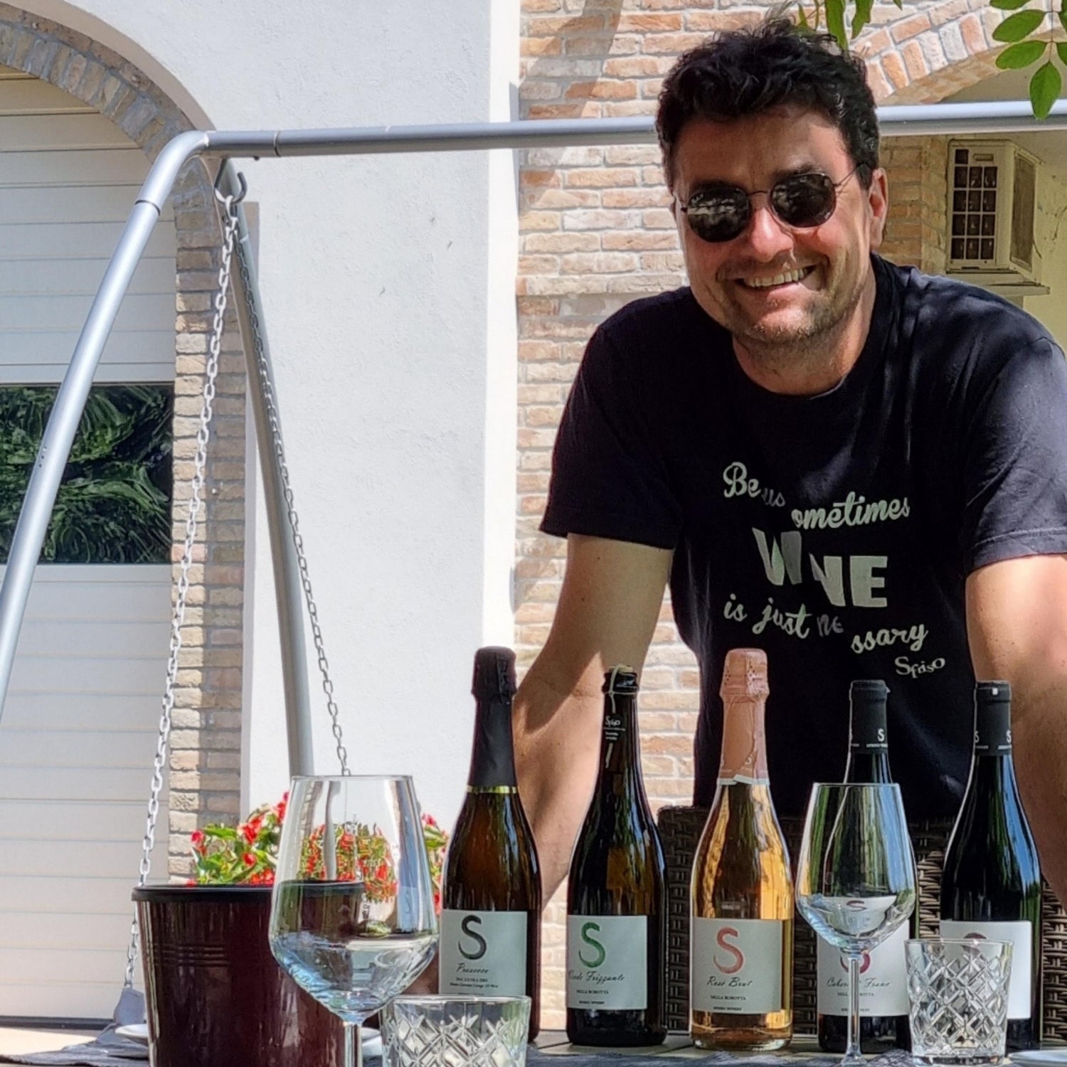 Pier Sfriso steht mit den Weinflaschen vor sich auf dem Verkostungstisch